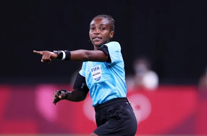 Arbitrage : Salima Mukansanga première dame en noir à une Coupe d’Afrique masculine