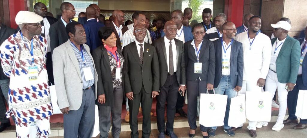 Les délégués et le comité exécutif de la Fégafoot posant après le 61e congrès de la Fédération gabonaise de football. 