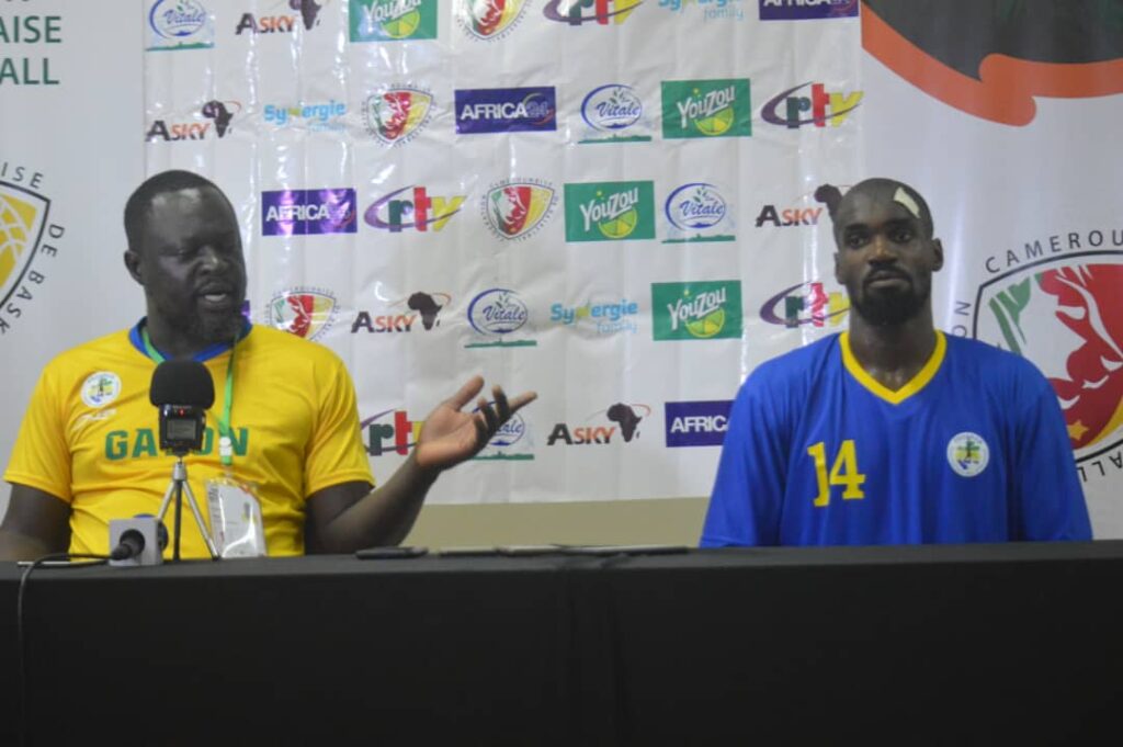 Johd Masnoudji sélectionneur national de l'équipe de baskeball du Gabon et son capitaine Larry Essono, après la défaite contre le Cameroun.