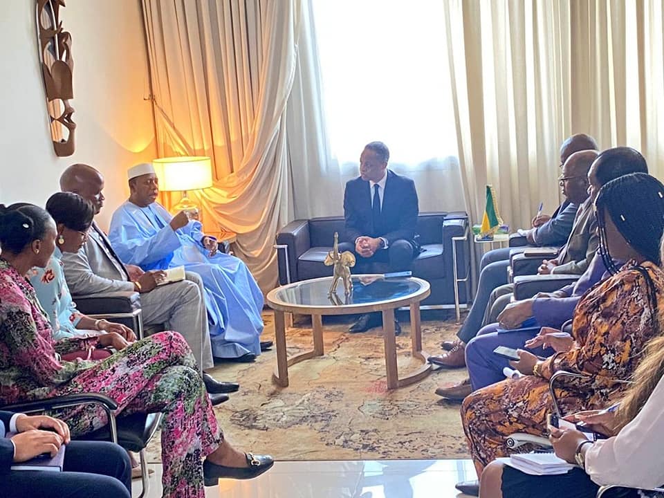  En séjour à Libreville depuis quatre jours, le président de FIBA monde Hamane Niang, s’est entretenu ce mardi avec le patron des Sports du Gabon, Franck Nguema. La rencontre entre les deux hommes a tourné essentiellement sur l’essor de la balle orange au Gabon.