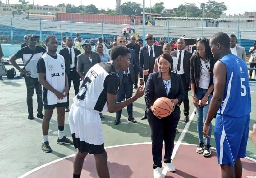 Franck Nguema, ministre de la Jeunesse et des Sports et sa collègue Huguette Tsono, ministre déléguée chargée de l’enseignement Supérieur ont lancé hier mercredi 19 avril officiellement le championnat scolaire et universitaire (CSU) section, université sur deux disciplines le football et le basketball. 