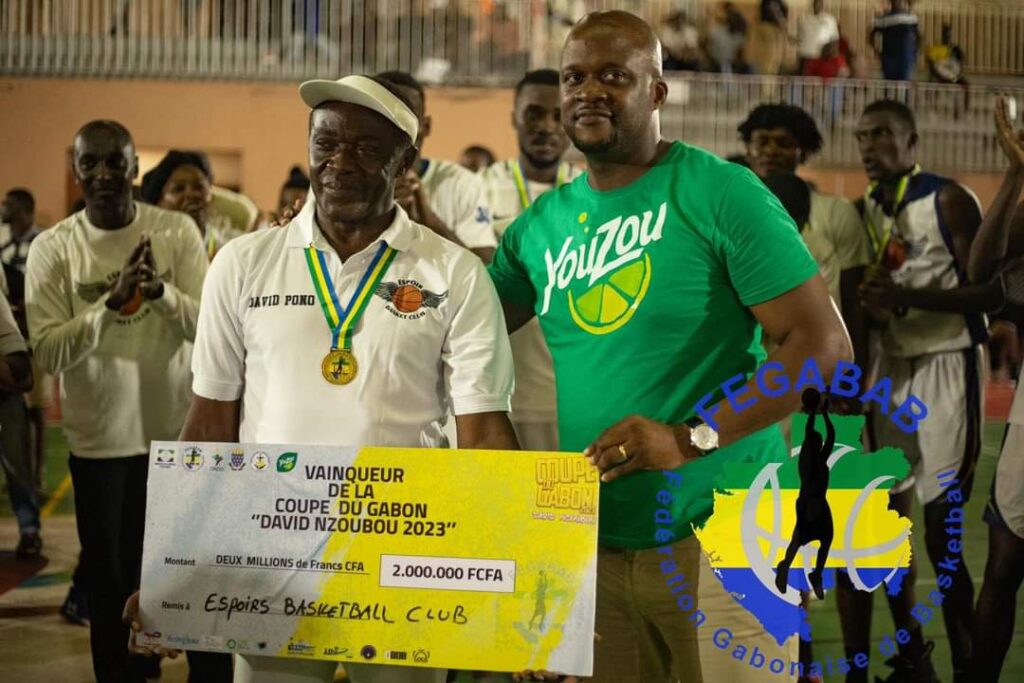 Willy Conrad Asseko remettant le chèquè de vainqueur de la Coupe du Gabon à l'équipe Espoirs Basketball club.