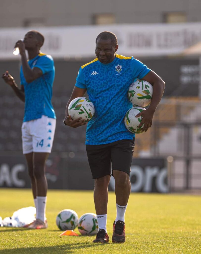 Pantheres-du-Gabon-Thierry-Mouyouma-selectionneur-national-clubsportplus.fr_