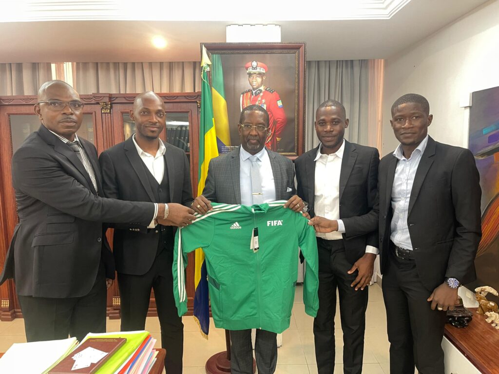 André Jacques Augand, posant avec les arbitres gabonais retenus pour la Coupe d'Afrique en Côte d'Ivoire. 